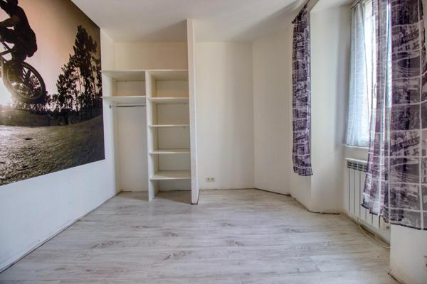 Maison de ville familiale de 152 m² avec grand jardin de 1 526 m², commerces à pied!
