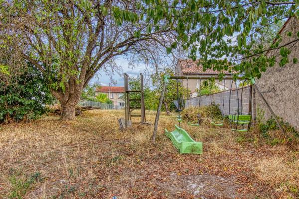 Maison de ville familiale de 152 m² avec grand jardin de 1 526 m², commerces à pied!