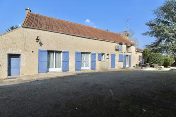 Belle propriété de 124 m2, édifiée sur un terrain de 1712 m2 avec garages et hangar