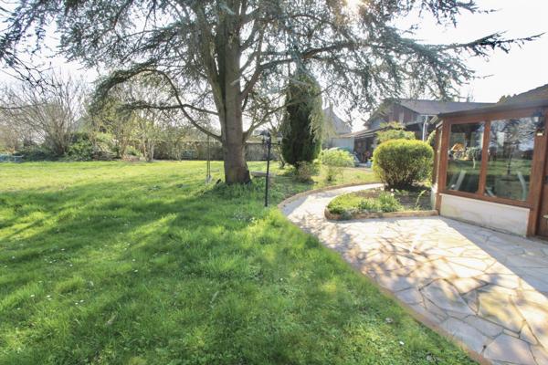 Belle propriété de 124 m2, édifiée sur un terrain de 1712 m2 avec garages et hangar
