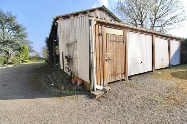 Belle propriété de 124 m2, édifiée sur un terrain de 1712 m2 avec garages et hangar