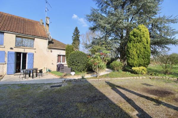 Belle propriété de 124 m2, édifiée sur un terrain de 1712 m2 avec garages et hangar