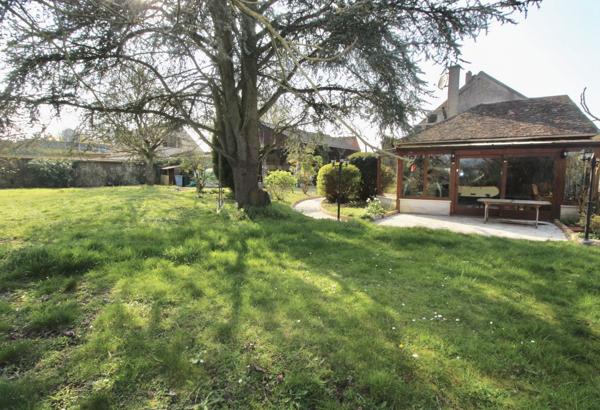 Belle propriété de 124 m2, édifiée sur un terrain de 1712 m2 avec garages et hangar