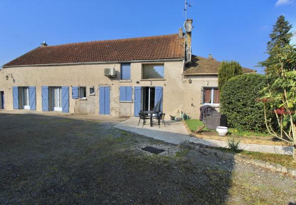 Belle propriété de 124 m2, édifiée sur un terrain de 1712 m2 avec garages et hangar