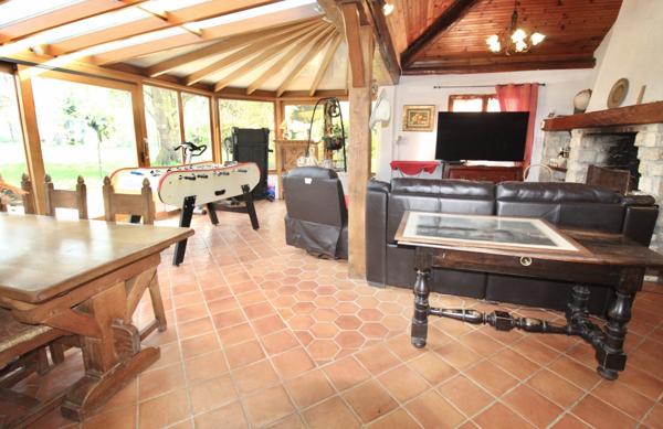Belle propriété de 124 m2, édifiée sur un terrain de 1712 m2 avec garages et hangar