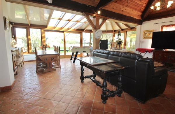 Belle propriété de 124 m2, édifiée sur un terrain de 1712 m2 avec garages et hangar