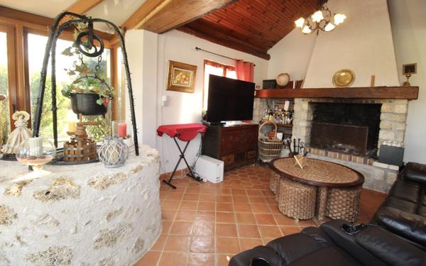 Belle propriété de 124 m2, édifiée sur un terrain de 1712 m2 avec garages et hangar