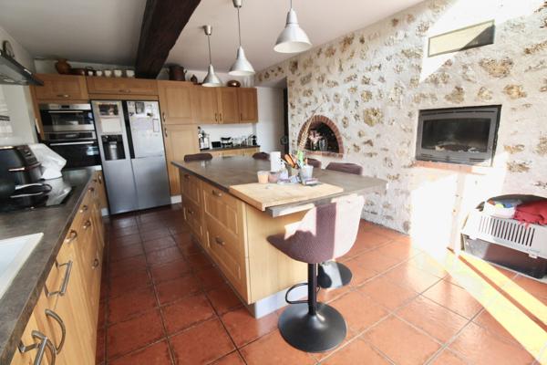 Belle propriété de 124 m2, édifiée sur un terrain de 1712 m2 avec garages et hangar