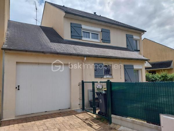 Maison familiale avec 4 chambres, un salon-séjour, une cuisine aménagée, 2 salles de bain, 2 WC, un grand cellier et un garage.
Terrain de 527 m2 clôturé et arboré. A proximité des écoles et commerces.

Au rez-de-chaussée :
Dès l'entrée, vous serez séduit par un salon-séjour lumineux, idéal pour vos moments de partage. 
Dans le prolongement, une cuisine aménagée fonctionnelle vous attend. Vous profiterez également d'un très grand cellier (parfait pour le stockage et la buanderie) et d'un garage attenant. Possibilité de créer une suite parentale au rez-de-chaussée.
Maison mitoyenne par le garage.

​A l'étage :
Vous trouverez 4 chambres, parfaites pour accueillir toute la famille ou aménager un espace bureau. 
La maison est équipée de 2 salles de bain (douche + baignoire).

​Les extérieurs :
Le tout est édifié sur un terrain de 527 m², entièrement clôturé et arboré, offrant un espace extérieur sécurisé et agréable.

Les points forts qui font la différence :
​Chauffage économique et chaleureux : Confort assuré grâce à un poêle à bois performant.
​Isolation de qualité : Fenêtres en PVC double vitrage avec volets roulants pour une parfaite isolation.
Raccordée au tout-à-l'égout.
L'état du bien est impeccable, pas de travaux à prévoir !

Pour plus d'informations ou pour organiser une visite, contactez-moi !