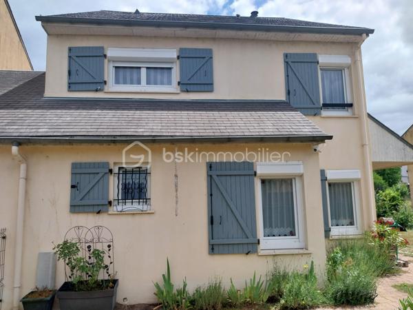 Maison familiale avec 4 chambres, un salon-séjour, une cuisine aménagée, 2 salles de bain, 2 WC, un grand cellier et un garage.
Terrain de 527 m2 clôturé et arboré. A proximité des écoles et commerces.

Au rez-de-chaussée :
Dès l'entrée, vous serez séduit par un salon-séjour lumineux, idéal pour vos moments de partage. 
Dans le prolongement, une cuisine aménagée fonctionnelle vous attend. Vous profiterez également d'un très grand cellier (parfait pour le stockage et la buanderie) et d'un garage attenant. Possibilité de créer une suite parentale au rez-de-chaussée.
Maison mitoyenne par le garage.

​A l'étage :
Vous trouverez 4 chambres, parfaites pour accueillir toute la famille ou aménager un espace bureau. 
La maison est équipée de 2 salles de bain (douche + baignoire).

​Les extérieurs :
Le tout est édifié sur un terrain de 527 m², entièrement clôturé et arboré, offrant un espace extérieur sécurisé et agréable.

Les points forts qui font la différence :
​Chauffage économique et chaleureux : Confort assuré grâce à un poêle à bois performant.
​Isolation de qualité : Fenêtres en PVC double vitrage avec volets roulants pour une parfaite isolation.
Raccordée au tout-à-l'égout.
L'état du bien est impeccable, pas de travaux à prévoir !

Pour plus d'informations ou pour organiser une visite, contactez-moi !