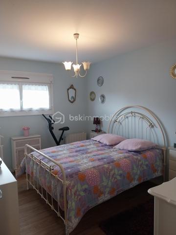 Maison familiale avec 4 chambres, un salon-séjour, une cuisine aménagée, 2 salles de bain, 2 WC, un grand cellier et un garage.
Terrain de 527 m2 clôturé et arboré. A proximité des écoles et commerces.

Au rez-de-chaussée :
Dès l'entrée, vous serez séduit par un salon-séjour lumineux, idéal pour vos moments de partage. 
Dans le prolongement, une cuisine aménagée fonctionnelle vous attend. Vous profiterez également d'un très grand cellier (parfait pour le stockage et la buanderie) et d'un garage attenant. Possibilité de créer une suite parentale au rez-de-chaussée.
Maison mitoyenne par le garage.

​A l'étage :
Vous trouverez 4 chambres, parfaites pour accueillir toute la famille ou aménager un espace bureau. 
La maison est équipée de 2 salles de bain (douche + baignoire).

​Les extérieurs :
Le tout est édifié sur un terrain de 527 m², entièrement clôturé et arboré, offrant un espace extérieur sécurisé et agréable.

Les points forts qui font la différence :
​Chauffage économique et chaleureux : Confort assuré grâce à un poêle à bois performant.
​Isolation de qualité : Fenêtres en PVC double vitrage avec volets roulants pour une parfaite isolation.
Raccordée au tout-à-l'égout.
L'état du bien est impeccable, pas de travaux à prévoir !

Pour plus d'informations ou pour organiser une visite, contactez-moi !