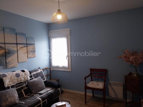 Maison familiale avec 4 chambres, un salon-séjour, une cuisine aménagée, 2 salles de bain, 2 WC, un grand cellier et un garage.
Terrain de 527 m2 clôturé et arboré. A proximité des écoles et commerces.

Au rez-de-chaussée :
Dès l'entrée, vous serez séduit par un salon-séjour lumineux, idéal pour vos moments de partage. 
Dans le prolongement, une cuisine aménagée fonctionnelle vous attend. Vous profiterez également d'un très grand cellier (parfait pour le stockage et la buanderie) et d'un garage attenant. Possibilité de créer une suite parentale au rez-de-chaussée.
Maison mitoyenne par le garage.

​A l'étage :
Vous trouverez 4 chambres, parfaites pour accueillir toute la famille ou aménager un espace bureau. 
La maison est équipée de 2 salles de bain (douche + baignoire).

​Les extérieurs :
Le tout est édifié sur un terrain de 527 m², entièrement clôturé et arboré, offrant un espace extérieur sécurisé et agréable.

Les points forts qui font la différence :
​Chauffage économique et chaleureux : Confort assuré grâce à un poêle à bois performant.
​Isolation de qualité : Fenêtres en PVC double vitrage avec volets roulants pour une parfaite isolation.
Raccordée au tout-à-l'égout.
L'état du bien est impeccable, pas de travaux à prévoir !

Pour plus d'informations ou pour organiser une visite, contactez-moi !