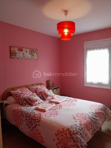 Maison familiale avec 4 chambres, un salon-séjour, une cuisine aménagée, 2 salles de bain, 2 WC, un grand cellier et un garage.
Terrain de 527 m2 clôturé et arboré. A proximité des écoles et commerces.

Au rez-de-chaussée :
Dès l'entrée, vous serez séduit par un salon-séjour lumineux, idéal pour vos moments de partage. 
Dans le prolongement, une cuisine aménagée fonctionnelle vous attend. Vous profiterez également d'un très grand cellier (parfait pour le stockage et la buanderie) et d'un garage attenant. Possibilité de créer une suite parentale au rez-de-chaussée.
Maison mitoyenne par le garage.

​A l'étage :
Vous trouverez 4 chambres, parfaites pour accueillir toute la famille ou aménager un espace bureau. 
La maison est équipée de 2 salles de bain (douche + baignoire).

​Les extérieurs :
Le tout est édifié sur un terrain de 527 m², entièrement clôturé et arboré, offrant un espace extérieur sécurisé et agréable.

Les points forts qui font la différence :
​Chauffage économique et chaleureux : Confort assuré grâce à un poêle à bois performant.
​Isolation de qualité : Fenêtres en PVC double vitrage avec volets roulants pour une parfaite isolation.
Raccordée au tout-à-l'égout.
L'état du bien est impeccable, pas de travaux à prévoir !

Pour plus d'informations ou pour organiser une visite, contactez-moi !