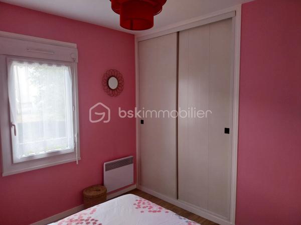 Maison familiale avec 4 chambres, un salon-séjour, une cuisine aménagée, 2 salles de bain, 2 WC, un grand cellier et un garage.
Terrain de 527 m2 clôturé et arboré. A proximité des écoles et commerces.

Au rez-de-chaussée :
Dès l'entrée, vous serez séduit par un salon-séjour lumineux, idéal pour vos moments de partage. 
Dans le prolongement, une cuisine aménagée fonctionnelle vous attend. Vous profiterez également d'un très grand cellier (parfait pour le stockage et la buanderie) et d'un garage attenant. Possibilité de créer une suite parentale au rez-de-chaussée.
Maison mitoyenne par le garage.

​A l'étage :
Vous trouverez 4 chambres, parfaites pour accueillir toute la famille ou aménager un espace bureau. 
La maison est équipée de 2 salles de bain (douche + baignoire).

​Les extérieurs :
Le tout est édifié sur un terrain de 527 m², entièrement clôturé et arboré, offrant un espace extérieur sécurisé et agréable.

Les points forts qui font la différence :
​Chauffage économique et chaleureux : Confort assuré grâce à un poêle à bois performant.
​Isolation de qualité : Fenêtres en PVC double vitrage avec volets roulants pour une parfaite isolation.
Raccordée au tout-à-l'égout.
L'état du bien est impeccable, pas de travaux à prévoir !

Pour plus d'informations ou pour organiser une visite, contactez-moi !