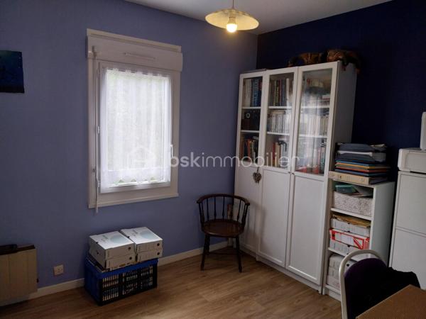 Maison familiale avec 4 chambres, un salon-séjour, une cuisine aménagée, 2 salles de bain, 2 WC, un grand cellier et un garage.
Terrain de 527 m2 clôturé et arboré. A proximité des écoles et commerces.

Au rez-de-chaussée :
Dès l'entrée, vous serez séduit par un salon-séjour lumineux, idéal pour vos moments de partage. 
Dans le prolongement, une cuisine aménagée fonctionnelle vous attend. Vous profiterez également d'un très grand cellier (parfait pour le stockage et la buanderie) et d'un garage attenant. Possibilité de créer une suite parentale au rez-de-chaussée.
Maison mitoyenne par le garage.

​A l'étage :
Vous trouverez 4 chambres, parfaites pour accueillir toute la famille ou aménager un espace bureau. 
La maison est équipée de 2 salles de bain (douche + baignoire).

​Les extérieurs :
Le tout est édifié sur un terrain de 527 m², entièrement clôturé et arboré, offrant un espace extérieur sécurisé et agréable.

Les points forts qui font la différence :
​Chauffage économique et chaleureux : Confort assuré grâce à un poêle à bois performant.
​Isolation de qualité : Fenêtres en PVC double vitrage avec volets roulants pour une parfaite isolation.
Raccordée au tout-à-l'égout.
L'état du bien est impeccable, pas de travaux à prévoir !

Pour plus d'informations ou pour organiser une visite, contactez-moi !