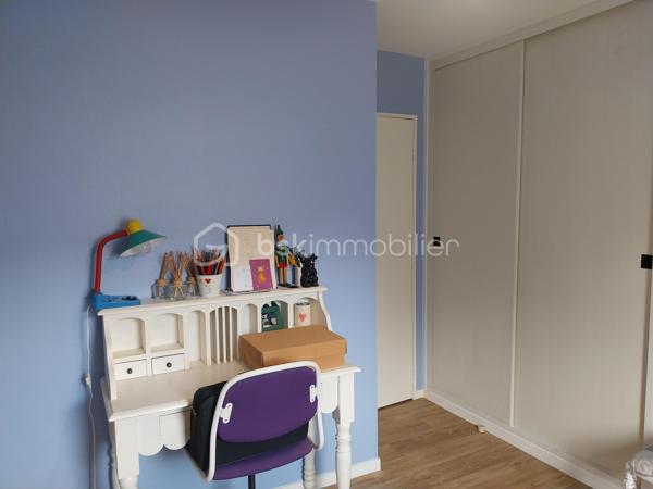 Maison familiale avec 4 chambres, un salon-séjour, une cuisine aménagée, 2 salles de bain, 2 WC, un grand cellier et un garage.
Terrain de 527 m2 clôturé et arboré. A proximité des écoles et commerces.

Au rez-de-chaussée :
Dès l'entrée, vous serez séduit par un salon-séjour lumineux, idéal pour vos moments de partage. 
Dans le prolongement, une cuisine aménagée fonctionnelle vous attend. Vous profiterez également d'un très grand cellier (parfait pour le stockage et la buanderie) et d'un garage attenant. Possibilité de créer une suite parentale au rez-de-chaussée.
Maison mitoyenne par le garage.

​A l'étage :
Vous trouverez 4 chambres, parfaites pour accueillir toute la famille ou aménager un espace bureau. 
La maison est équipée de 2 salles de bain (douche + baignoire).

​Les extérieurs :
Le tout est édifié sur un terrain de 527 m², entièrement clôturé et arboré, offrant un espace extérieur sécurisé et agréable.

Les points forts qui font la différence :
​Chauffage économique et chaleureux : Confort assuré grâce à un poêle à bois performant.
​Isolation de qualité : Fenêtres en PVC double vitrage avec volets roulants pour une parfaite isolation.
Raccordée au tout-à-l'égout.
L'état du bien est impeccable, pas de travaux à prévoir !

Pour plus d'informations ou pour organiser une visite, contactez-moi !
