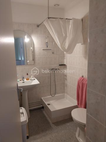 Maison familiale avec 4 chambres, un salon-séjour, une cuisine aménagée, 2 salles de bain, 2 WC, un grand cellier et un garage.
Terrain de 527 m2 clôturé et arboré. A proximité des écoles et commerces.

Au rez-de-chaussée :
Dès l'entrée, vous serez séduit par un salon-séjour lumineux, idéal pour vos moments de partage. 
Dans le prolongement, une cuisine aménagée fonctionnelle vous attend. Vous profiterez également d'un très grand cellier (parfait pour le stockage et la buanderie) et d'un garage attenant. Possibilité de créer une suite parentale au rez-de-chaussée.
Maison mitoyenne par le garage.

​A l'étage :
Vous trouverez 4 chambres, parfaites pour accueillir toute la famille ou aménager un espace bureau. 
La maison est équipée de 2 salles de bain (douche + baignoire).

​Les extérieurs :
Le tout est édifié sur un terrain de 527 m², entièrement clôturé et arboré, offrant un espace extérieur sécurisé et agréable.

Les points forts qui font la différence :
​Chauffage économique et chaleureux : Confort assuré grâce à un poêle à bois performant.
​Isolation de qualité : Fenêtres en PVC double vitrage avec volets roulants pour une parfaite isolation.
Raccordée au tout-à-l'égout.
L'état du bien est impeccable, pas de travaux à prévoir !

Pour plus d'informations ou pour organiser une visite, contactez-moi !