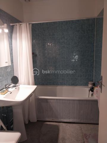 Maison familiale avec 4 chambres, un salon-séjour, une cuisine aménagée, 2 salles de bain, 2 WC, un grand cellier et un garage.
Terrain de 527 m2 clôturé et arboré. A proximité des écoles et commerces.

Au rez-de-chaussée :
Dès l'entrée, vous serez séduit par un salon-séjour lumineux, idéal pour vos moments de partage. 
Dans le prolongement, une cuisine aménagée fonctionnelle vous attend. Vous profiterez également d'un très grand cellier (parfait pour le stockage et la buanderie) et d'un garage attenant. Possibilité de créer une suite parentale au rez-de-chaussée.
Maison mitoyenne par le garage.

​A l'étage :
Vous trouverez 4 chambres, parfaites pour accueillir toute la famille ou aménager un espace bureau. 
La maison est équipée de 2 salles de bain (douche + baignoire).

​Les extérieurs :
Le tout est édifié sur un terrain de 527 m², entièrement clôturé et arboré, offrant un espace extérieur sécurisé et agréable.

Les points forts qui font la différence :
​Chauffage économique et chaleureux : Confort assuré grâce à un poêle à bois performant.
​Isolation de qualité : Fenêtres en PVC double vitrage avec volets roulants pour une parfaite isolation.
Raccordée au tout-à-l'égout.
L'état du bien est impeccable, pas de travaux à prévoir !

Pour plus d'informations ou pour organiser une visite, contactez-moi !