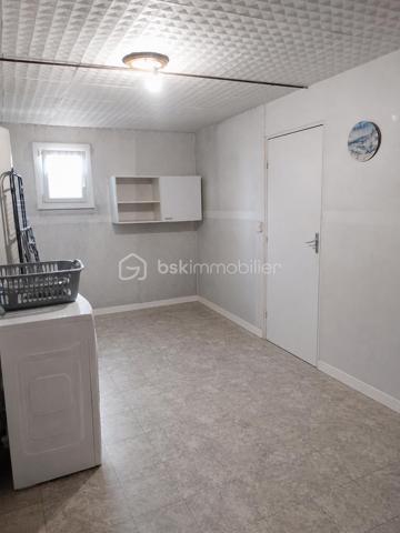 Maison familiale avec 4 chambres, un salon-séjour, une cuisine aménagée, 2 salles de bain, 2 WC, un grand cellier et un garage.
Terrain de 527 m2 clôturé et arboré. A proximité des écoles et commerces.

Au rez-de-chaussée :
Dès l'entrée, vous serez séduit par un salon-séjour lumineux, idéal pour vos moments de partage. 
Dans le prolongement, une cuisine aménagée fonctionnelle vous attend. Vous profiterez également d'un très grand cellier (parfait pour le stockage et la buanderie) et d'un garage attenant. Possibilité de créer une suite parentale au rez-de-chaussée.
Maison mitoyenne par le garage.

​A l'étage :
Vous trouverez 4 chambres, parfaites pour accueillir toute la famille ou aménager un espace bureau. 
La maison est équipée de 2 salles de bain (douche + baignoire).

​Les extérieurs :
Le tout est édifié sur un terrain de 527 m², entièrement clôturé et arboré, offrant un espace extérieur sécurisé et agréable.

Les points forts qui font la différence :
​Chauffage économique et chaleureux : Confort assuré grâce à un poêle à bois performant.
​Isolation de qualité : Fenêtres en PVC double vitrage avec volets roulants pour une parfaite isolation.
Raccordée au tout-à-l'égout.
L'état du bien est impeccable, pas de travaux à prévoir !

Pour plus d'informations ou pour organiser une visite, contactez-moi !