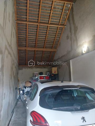 Maison familiale avec 4 chambres, un salon-séjour, une cuisine aménagée, 2 salles de bain, 2 WC, un grand cellier et un garage.
Terrain de 527 m2 clôturé et arboré. A proximité des écoles et commerces.

Au rez-de-chaussée :
Dès l'entrée, vous serez séduit par un salon-séjour lumineux, idéal pour vos moments de partage. 
Dans le prolongement, une cuisine aménagée fonctionnelle vous attend. Vous profiterez également d'un très grand cellier (parfait pour le stockage et la buanderie) et d'un garage attenant. Possibilité de créer une suite parentale au rez-de-chaussée.
Maison mitoyenne par le garage.

​A l'étage :
Vous trouverez 4 chambres, parfaites pour accueillir toute la famille ou aménager un espace bureau. 
La maison est équipée de 2 salles de bain (douche + baignoire).

​Les extérieurs :
Le tout est édifié sur un terrain de 527 m², entièrement clôturé et arboré, offrant un espace extérieur sécurisé et agréable.

Les points forts qui font la différence :
​Chauffage économique et chaleureux : Confort assuré grâce à un poêle à bois performant.
​Isolation de qualité : Fenêtres en PVC double vitrage avec volets roulants pour une parfaite isolation.
Raccordée au tout-à-l'égout.
L'état du bien est impeccable, pas de travaux à prévoir !

Pour plus d'informations ou pour organiser une visite, contactez-moi !
