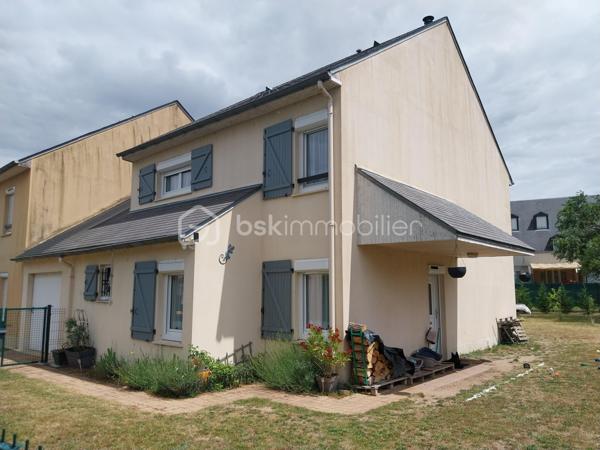 Maison familiale avec 4 chambres, un salon-séjour, une cuisine aménagée, 2 salles de bain, 2 WC, un grand cellier et un garage.
Terrain de 527 m2 clôturé et arboré. A proximité des écoles et commerces.

Au rez-de-chaussée :
Dès l'entrée, vous serez séduit par un salon-séjour lumineux, idéal pour vos moments de partage. 
Dans le prolongement, une cuisine aménagée fonctionnelle vous attend. Vous profiterez également d'un très grand cellier (parfait pour le stockage et la buanderie) et d'un garage attenant. Possibilité de créer une suite parentale au rez-de-chaussée.
Maison mitoyenne par le garage.

​A l'étage :
Vous trouverez 4 chambres, parfaites pour accueillir toute la famille ou aménager un espace bureau. 
La maison est équipée de 2 salles de bain (douche + baignoire).

​Les extérieurs :
Le tout est édifié sur un terrain de 527 m², entièrement clôturé et arboré, offrant un espace extérieur sécurisé et agréable.

Les points forts qui font la différence :
​Chauffage économique et chaleureux : Confort assuré grâce à un poêle à bois performant.
​Isolation de qualité : Fenêtres en PVC double vitrage avec volets roulants pour une parfaite isolation.
Raccordée au tout-à-l'égout.
L'état du bien est impeccable, pas de travaux à prévoir !

Pour plus d'informations ou pour organiser une visite, contactez-moi !
