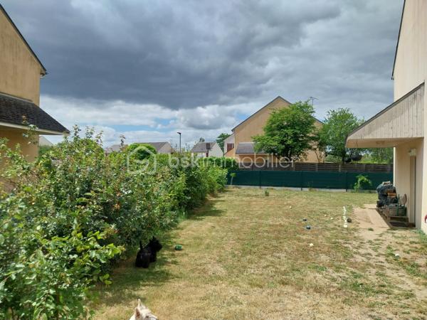 Maison familiale avec 4 chambres, un salon-séjour, une cuisine aménagée, 2 salles de bain, 2 WC, un grand cellier et un garage.
Terrain de 527 m2 clôturé et arboré. A proximité des écoles et commerces.

Au rez-de-chaussée :
Dès l'entrée, vous serez séduit par un salon-séjour lumineux, idéal pour vos moments de partage. 
Dans le prolongement, une cuisine aménagée fonctionnelle vous attend. Vous profiterez également d'un très grand cellier (parfait pour le stockage et la buanderie) et d'un garage attenant. Possibilité de créer une suite parentale au rez-de-chaussée.
Maison mitoyenne par le garage.

​A l'étage :
Vous trouverez 4 chambres, parfaites pour accueillir toute la famille ou aménager un espace bureau. 
La maison est équipée de 2 salles de bain (douche + baignoire).

​Les extérieurs :
Le tout est édifié sur un terrain de 527 m², entièrement clôturé et arboré, offrant un espace extérieur sécurisé et agréable.

Les points forts qui font la différence :
​Chauffage économique et chaleureux : Confort assuré grâce à un poêle à bois performant.
​Isolation de qualité : Fenêtres en PVC double vitrage avec volets roulants pour une parfaite isolation.
Raccordée au tout-à-l'égout.
L'état du bien est impeccable, pas de travaux à prévoir !

Pour plus d'informations ou pour organiser une visite, contactez-moi !