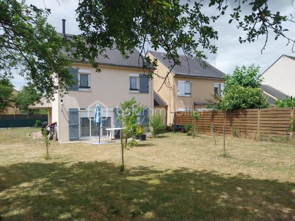 Maison familiale avec 4 chambres, un salon-séjour, une cuisine aménagée, 2 salles de bain, 2 WC, un grand cellier et un garage.
Terrain de 527 m2 clôturé et arboré. A proximité des écoles et commerces.

Au rez-de-chaussée :
Dès l'entrée, vous serez séduit par un salon-séjour lumineux, idéal pour vos moments de partage. 
Dans le prolongement, une cuisine aménagée fonctionnelle vous attend. Vous profiterez également d'un très grand cellier (parfait pour le stockage et la buanderie) et d'un garage attenant. Possibilité de créer une suite parentale au rez-de-chaussée.
Maison mitoyenne par le garage.

​A l'étage :
Vous trouverez 4 chambres, parfaites pour accueillir toute la famille ou aménager un espace bureau. 
La maison est équipée de 2 salles de bain (douche + baignoire).

​Les extérieurs :
Le tout est édifié sur un terrain de 527 m², entièrement clôturé et arboré, offrant un espace extérieur sécurisé et agréable.

Les points forts qui font la différence :
​Chauffage économique et chaleureux : Confort assuré grâce à un poêle à bois performant.
​Isolation de qualité : Fenêtres en PVC double vitrage avec volets roulants pour une parfaite isolation.
Raccordée au tout-à-l'égout.
L'état du bien est impeccable, pas de travaux à prévoir !

Pour plus d'informations ou pour organiser une visite, contactez-moi !