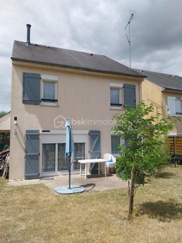 Maison familiale avec 4 chambres, un salon-séjour, une cuisine aménagée, 2 salles de bain, 2 WC, un grand cellier et un garage.
Terrain de 527 m2 clôturé et arboré. A proximité des écoles et commerces.

Au rez-de-chaussée :
Dès l'entrée, vous serez séduit par un salon-séjour lumineux, idéal pour vos moments de partage. 
Dans le prolongement, une cuisine aménagée fonctionnelle vous attend. Vous profiterez également d'un très grand cellier (parfait pour le stockage et la buanderie) et d'un garage attenant. Possibilité de créer une suite parentale au rez-de-chaussée.
Maison mitoyenne par le garage.

​A l'étage :
Vous trouverez 4 chambres, parfaites pour accueillir toute la famille ou aménager un espace bureau. 
La maison est équipée de 2 salles de bain (douche + baignoire).

​Les extérieurs :
Le tout est édifié sur un terrain de 527 m², entièrement clôturé et arboré, offrant un espace extérieur sécurisé et agréable.

Les points forts qui font la différence :
​Chauffage économique et chaleureux : Confort assuré grâce à un poêle à bois performant.
​Isolation de qualité : Fenêtres en PVC double vitrage avec volets roulants pour une parfaite isolation.
Raccordée au tout-à-l'égout.
L'état du bien est impeccable, pas de travaux à prévoir !

Pour plus d'informations ou pour organiser une visite, contactez-moi !