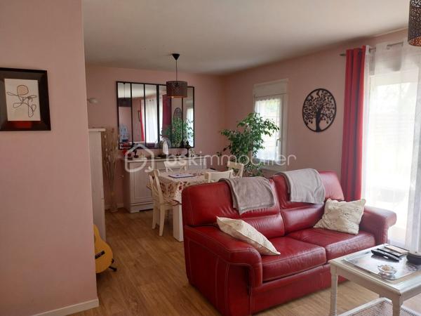 Maison familiale avec 4 chambres, un salon-séjour, une cuisine aménagée, 2 salles de bain, 2 WC, un grand cellier et un garage.
Terrain de 527 m2 clôturé et arboré. A proximité des écoles et commerces.

Au rez-de-chaussée :
Dès l'entrée, vous serez séduit par un salon-séjour lumineux, idéal pour vos moments de partage. 
Dans le prolongement, une cuisine aménagée fonctionnelle vous attend. Vous profiterez également d'un très grand cellier (parfait pour le stockage et la buanderie) et d'un garage attenant. Possibilité de créer une suite parentale au rez-de-chaussée.
Maison mitoyenne par le garage.

​A l'étage :
Vous trouverez 4 chambres, parfaites pour accueillir toute la famille ou aménager un espace bureau. 
La maison est équipée de 2 salles de bain (douche + baignoire).

​Les extérieurs :
Le tout est édifié sur un terrain de 527 m², entièrement clôturé et arboré, offrant un espace extérieur sécurisé et agréable.

Les points forts qui font la différence :
​Chauffage économique et chaleureux : Confort assuré grâce à un poêle à bois performant.
​Isolation de qualité : Fenêtres en PVC double vitrage avec volets roulants pour une parfaite isolation.
Raccordée au tout-à-l'égout.
L'état du bien est impeccable, pas de travaux à prévoir !

Pour plus d'informations ou pour organiser une visite, contactez-moi !