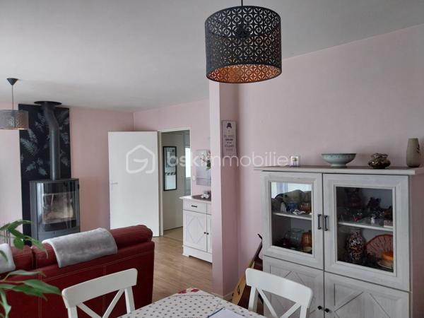 Maison familiale avec 4 chambres, un salon-séjour, une cuisine aménagée, 2 salles de bain, 2 WC, un grand cellier et un garage.
Terrain de 527 m2 clôturé et arboré. A proximité des écoles et commerces.

Au rez-de-chaussée :
Dès l'entrée, vous serez séduit par un salon-séjour lumineux, idéal pour vos moments de partage. 
Dans le prolongement, une cuisine aménagée fonctionnelle vous attend. Vous profiterez également d'un très grand cellier (parfait pour le stockage et la buanderie) et d'un garage attenant. Possibilité de créer une suite parentale au rez-de-chaussée.
Maison mitoyenne par le garage.

​A l'étage :
Vous trouverez 4 chambres, parfaites pour accueillir toute la famille ou aménager un espace bureau. 
La maison est équipée de 2 salles de bain (douche + baignoire).

​Les extérieurs :
Le tout est édifié sur un terrain de 527 m², entièrement clôturé et arboré, offrant un espace extérieur sécurisé et agréable.

Les points forts qui font la différence :
​Chauffage économique et chaleureux : Confort assuré grâce à un poêle à bois performant.
​Isolation de qualité : Fenêtres en PVC double vitrage avec volets roulants pour une parfaite isolation.
Raccordée au tout-à-l'égout.
L'état du bien est impeccable, pas de travaux à prévoir !

Pour plus d'informations ou pour organiser une visite, contactez-moi !