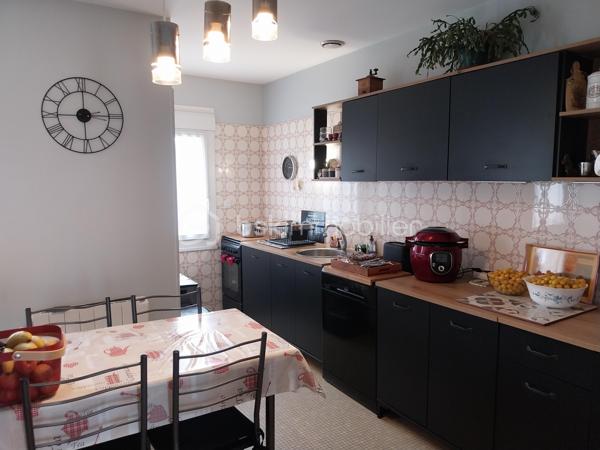 Maison familiale avec 4 chambres, un salon-séjour, une cuisine aménagée, 2 salles de bain, 2 WC, un grand cellier et un garage.
Terrain de 527 m2 clôturé et arboré. A proximité des écoles et commerces.

Au rez-de-chaussée :
Dès l'entrée, vous serez séduit par un salon-séjour lumineux, idéal pour vos moments de partage. 
Dans le prolongement, une cuisine aménagée fonctionnelle vous attend. Vous profiterez également d'un très grand cellier (parfait pour le stockage et la buanderie) et d'un garage attenant. Possibilité de créer une suite parentale au rez-de-chaussée.
Maison mitoyenne par le garage.

​A l'étage :
Vous trouverez 4 chambres, parfaites pour accueillir toute la famille ou aménager un espace bureau. 
La maison est équipée de 2 salles de bain (douche + baignoire).

​Les extérieurs :
Le tout est édifié sur un terrain de 527 m², entièrement clôturé et arboré, offrant un espace extérieur sécurisé et agréable.

Les points forts qui font la différence :
​Chauffage économique et chaleureux : Confort assuré grâce à un poêle à bois performant.
​Isolation de qualité : Fenêtres en PVC double vitrage avec volets roulants pour une parfaite isolation.
Raccordée au tout-à-l'égout.
L'état du bien est impeccable, pas de travaux à prévoir !

Pour plus d'informations ou pour organiser une visite, contactez-moi !