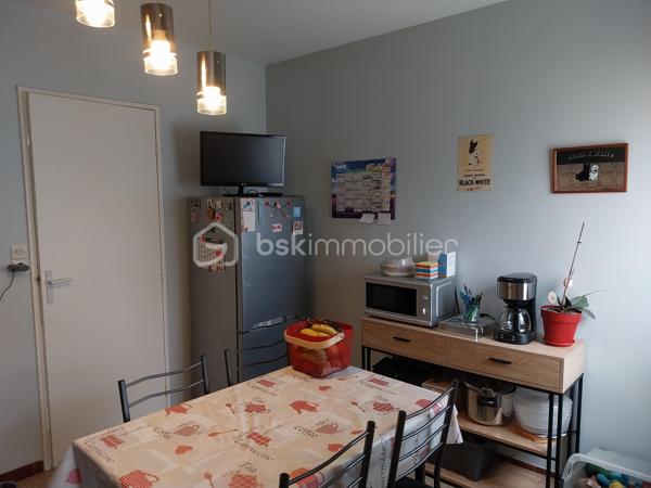 Maison familiale avec 4 chambres, un salon-séjour, une cuisine aménagée, 2 salles de bain, 2 WC, un grand cellier et un garage.
Terrain de 527 m2 clôturé et arboré. A proximité des écoles et commerces.

Au rez-de-chaussée :
Dès l'entrée, vous serez séduit par un salon-séjour lumineux, idéal pour vos moments de partage. 
Dans le prolongement, une cuisine aménagée fonctionnelle vous attend. Vous profiterez également d'un très grand cellier (parfait pour le stockage et la buanderie) et d'un garage attenant. Possibilité de créer une suite parentale au rez-de-chaussée.
Maison mitoyenne par le garage.

​A l'étage :
Vous trouverez 4 chambres, parfaites pour accueillir toute la famille ou aménager un espace bureau. 
La maison est équipée de 2 salles de bain (douche + baignoire).

​Les extérieurs :
Le tout est édifié sur un terrain de 527 m², entièrement clôturé et arboré, offrant un espace extérieur sécurisé et agréable.

Les points forts qui font la différence :
​Chauffage économique et chaleureux : Confort assuré grâce à un poêle à bois performant.
​Isolation de qualité : Fenêtres en PVC double vitrage avec volets roulants pour une parfaite isolation.
Raccordée au tout-à-l'égout.
L'état du bien est impeccable, pas de travaux à prévoir !

Pour plus d'informations ou pour organiser une visite, contactez-moi !