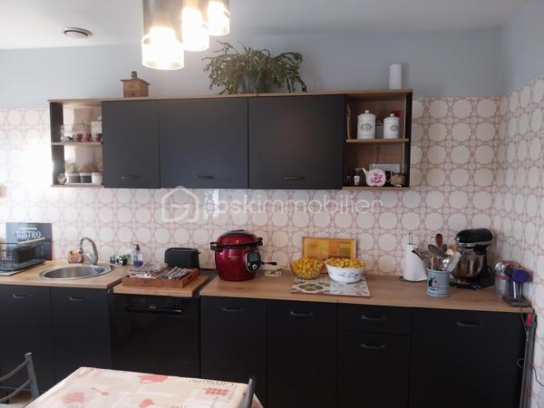Maison familiale avec 4 chambres, un salon-séjour, une cuisine aménagée, 2 salles de bain, 2 WC, un grand cellier et un garage.
Terrain de 527 m2 clôturé et arboré. A proximité des écoles et commerces.

Au rez-de-chaussée :
Dès l'entrée, vous serez séduit par un salon-séjour lumineux, idéal pour vos moments de partage. 
Dans le prolongement, une cuisine aménagée fonctionnelle vous attend. Vous profiterez également d'un très grand cellier (parfait pour le stockage et la buanderie) et d'un garage attenant. Possibilité de créer une suite parentale au rez-de-chaussée.
Maison mitoyenne par le garage.

​A l'étage :
Vous trouverez 4 chambres, parfaites pour accueillir toute la famille ou aménager un espace bureau. 
La maison est équipée de 2 salles de bain (douche + baignoire).

​Les extérieurs :
Le tout est édifié sur un terrain de 527 m², entièrement clôturé et arboré, offrant un espace extérieur sécurisé et agréable.

Les points forts qui font la différence :
​Chauffage économique et chaleureux : Confort assuré grâce à un poêle à bois performant.
​Isolation de qualité : Fenêtres en PVC double vitrage avec volets roulants pour une parfaite isolation.
Raccordée au tout-à-l'égout.
L'état du bien est impeccable, pas de travaux à prévoir !

Pour plus d'informations ou pour organiser une visite, contactez-moi !