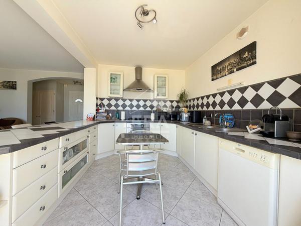 A VENDRE 84120 PERTUIS MAISON TYPE 6 PIECES D'ENVIRON 146M² AVEC DOUBLE GARAGE, PISCINE, POOL HOUSE ET JARDIN