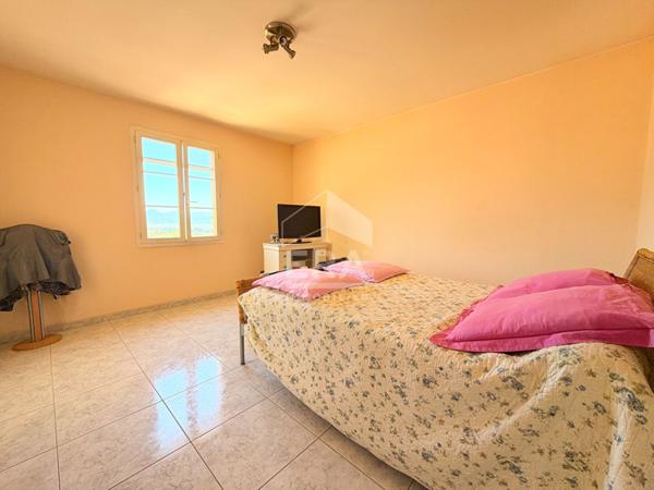 A VENDRE 84120 PERTUIS MAISON TYPE 6 PIECES D'ENVIRON 146M² AVEC DOUBLE GARAGE, PISCINE, POOL HOUSE ET JARDIN