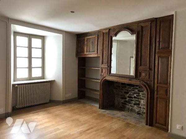 A vendre à Mauriac (CANTAL), un immeuble de rapport entièrement rénové en centre-ville, compren...