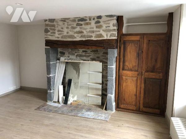 A vendre à Mauriac (CANTAL), un immeuble de rapport entièrement rénové en centre-ville, compren...