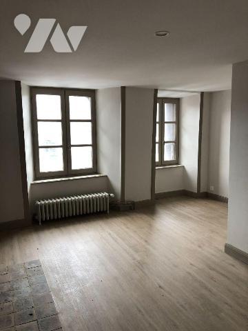 A vendre à Mauriac (CANTAL), un immeuble de rapport entièrement rénové en centre-ville, compren...