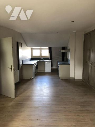 A vendre à Mauriac (CANTAL), un immeuble de rapport entièrement rénové en centre-ville, compren...