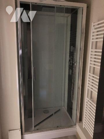 A vendre à Mauriac (CANTAL), un immeuble de rapport entièrement rénové en centre-ville, compren...