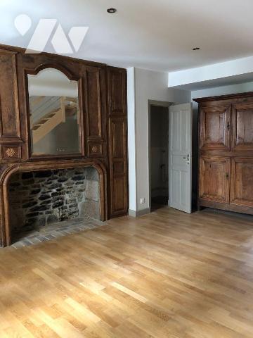 A vendre à Mauriac (CANTAL), un immeuble de rapport entièrement rénové en centre-ville, compren...