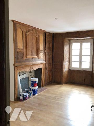 A vendre à Mauriac (CANTAL), un immeuble de rapport entièrement rénové en centre-ville, compren...