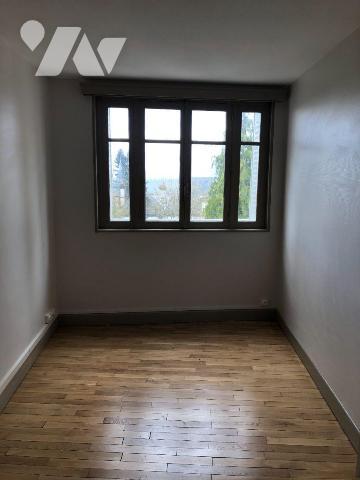 A vendre à Mauriac (CANTAL), un immeuble de rapport entièrement rénové en centre-ville, compren...