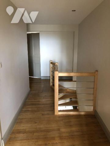 A vendre à Mauriac (CANTAL), un immeuble de rapport entièrement rénové en centre-ville, compren...