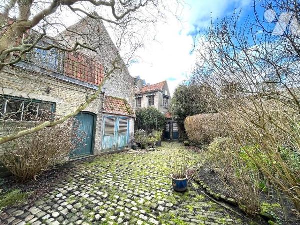 Belle propriété Berguoise au cachet préservé sur une parcelle de 600 m2 proposant:

Rdc: gran...