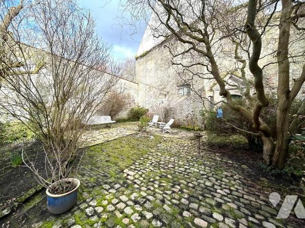 Belle propriété Berguoise au cachet préservé sur une parcelle de 600 m2 proposant:

Rdc: gran...