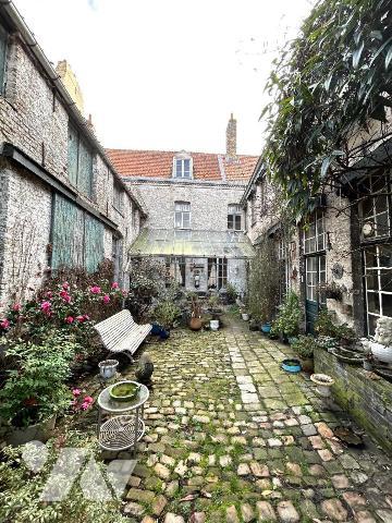 Belle propriété Berguoise au cachet préservé sur une parcelle de 600 m2 proposant:

Rdc: gran...