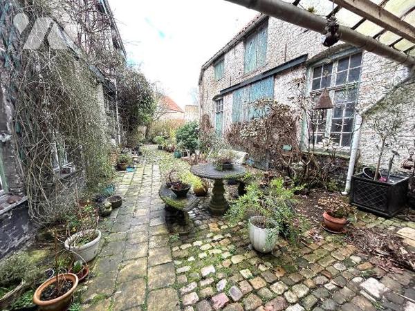 Belle propriété Berguoise au cachet préservé sur une parcelle de 600 m2 proposant:

Rdc: gran...