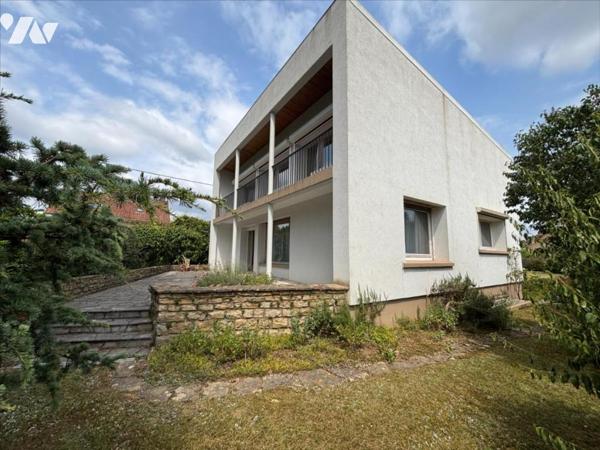 Maison 5 pièces (environ 130 m² habitables) située dans un secteur calme, proche de toutes commodité