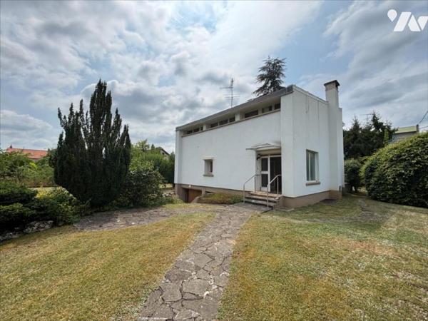 Maison 5 pièces (environ 130 m² habitables) située dans un secteur calme, proche de toutes commodité